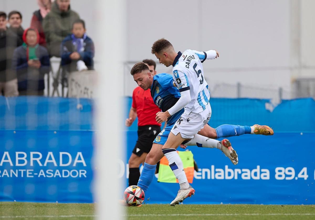 Cantero trata de frenar el avance de un jugador del Fuenlabrada.