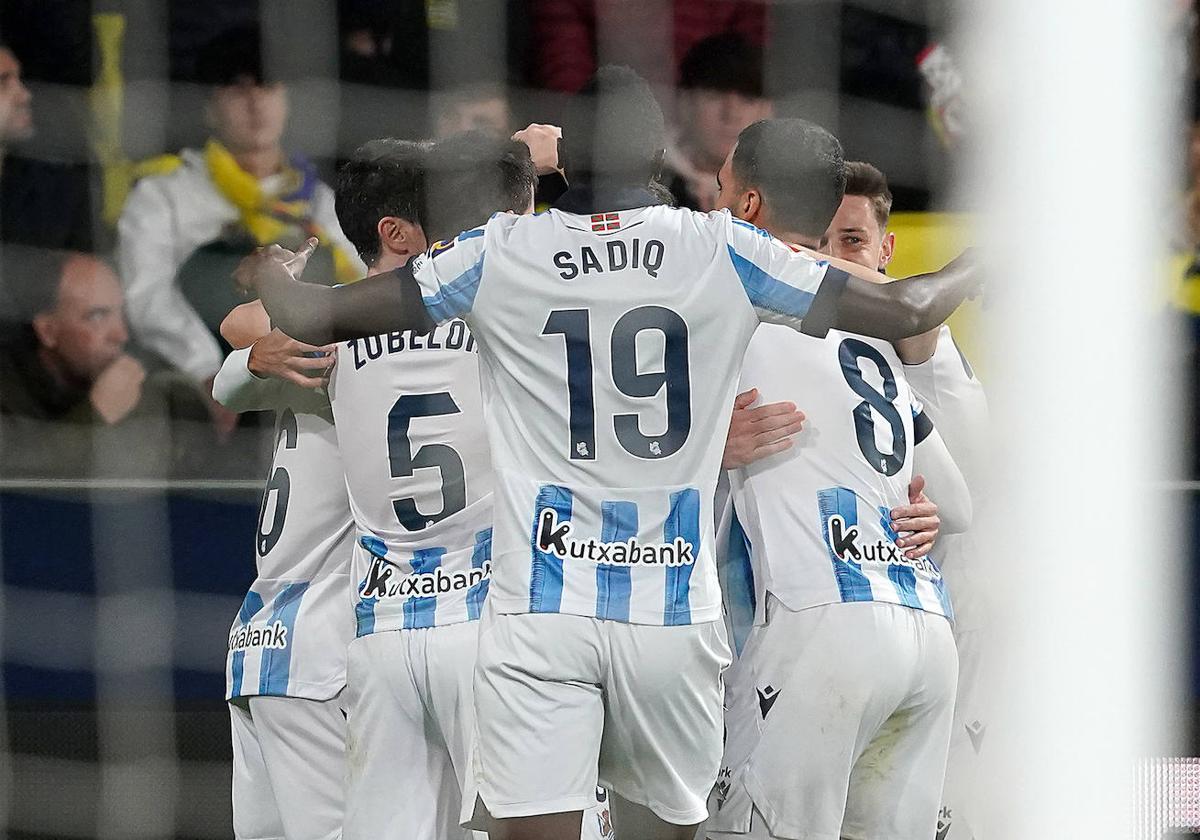 Los jugadores de la Real SOciedad celebran el gol de Zubimendi.