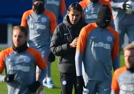 El entrenador del Inter Simone Inzaghi, en el entrenamiento de este lunes.