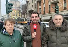 Txema Oliden, de Radio Euskadi, y Yon Cuezva, de Radio Marca, junto a Miguel González.