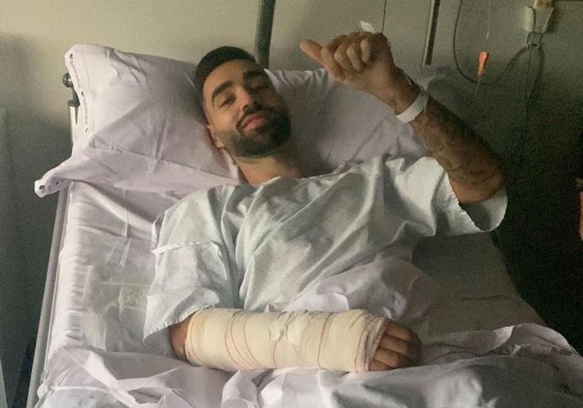 Brais Méndez, en la cama del hospital tras ser operado este martes de la fractura en el cúbito del brazo derecho.