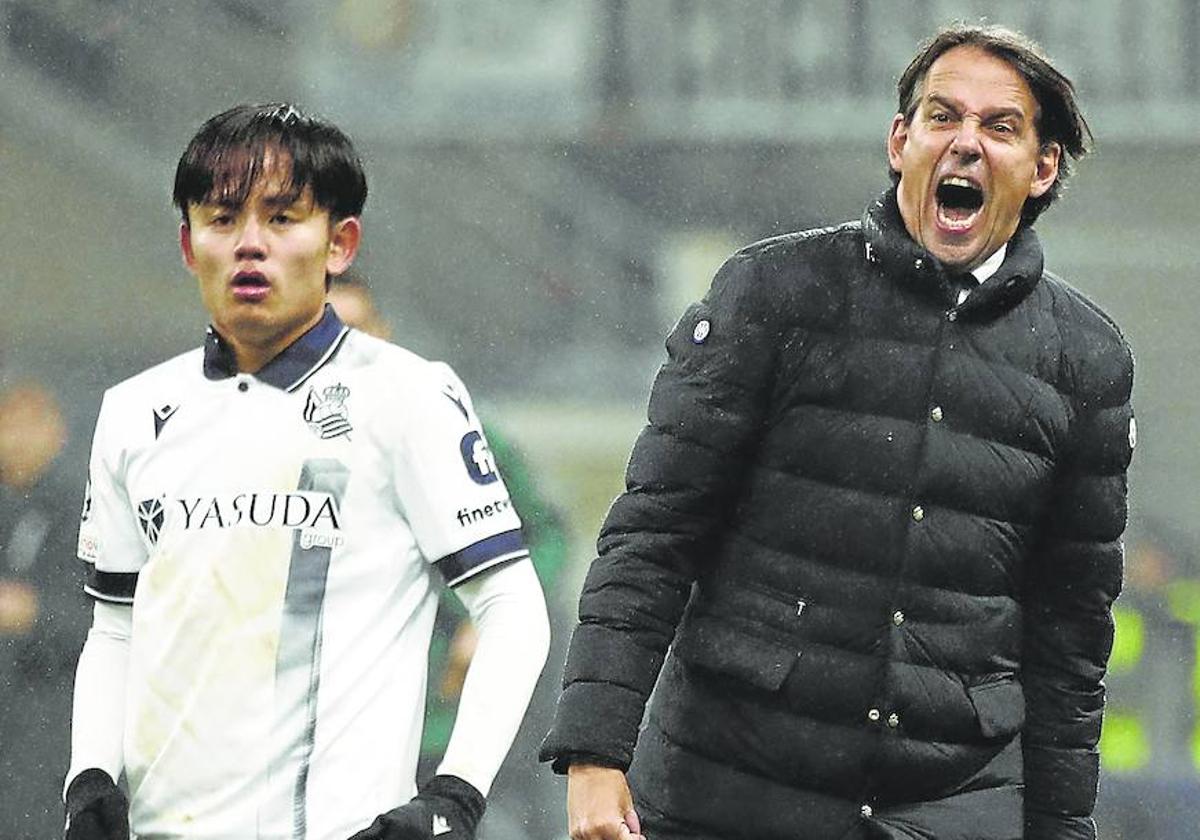 Simone Inzaghi, entrenador del Inter, grita a sus jugadores desde la banda en presencia de Kubo, anoche en San Siro.