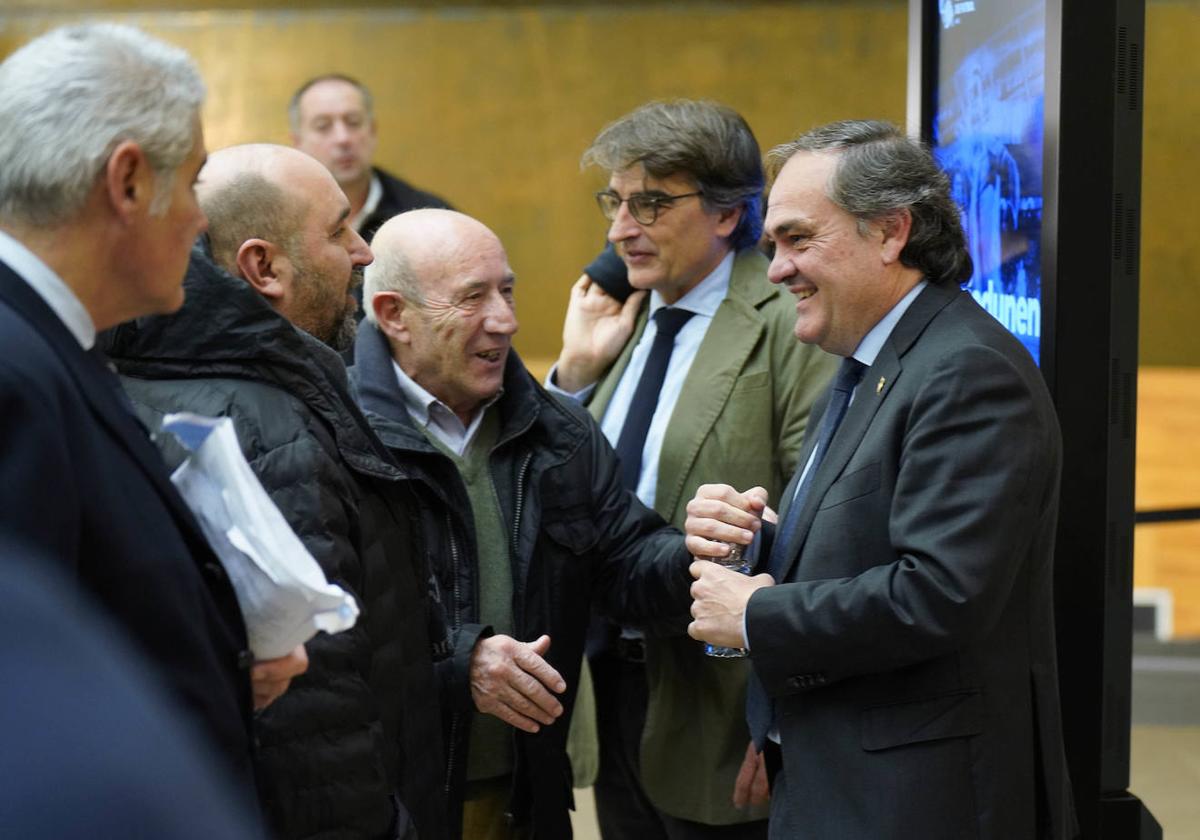 Jokin Aperribay habla con los accionistas tras la Junta General de la Real.