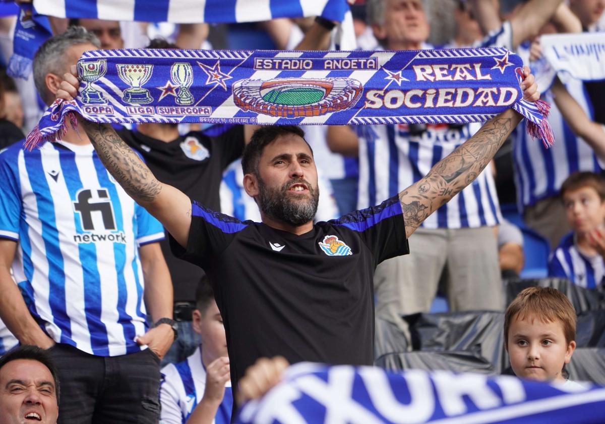 Afición de la Real Sociedad animando en la grada del Reale Arena.