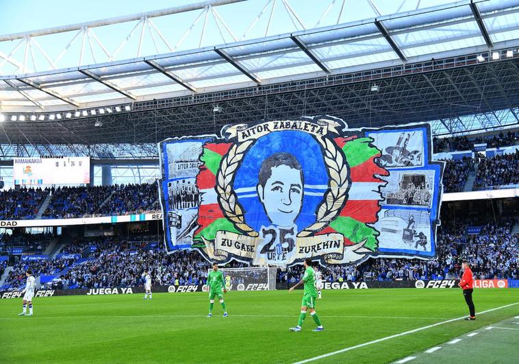 La previa del encuentro ha reunido a familiares, aficionados y peñistas para realizar una emotiva ofrenda.