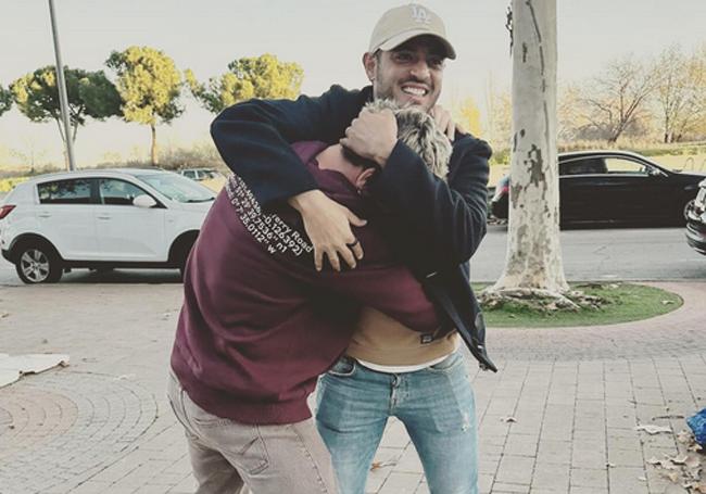 El abrazo entre Carlos Vela y Antoine Griezmann hace unos días.