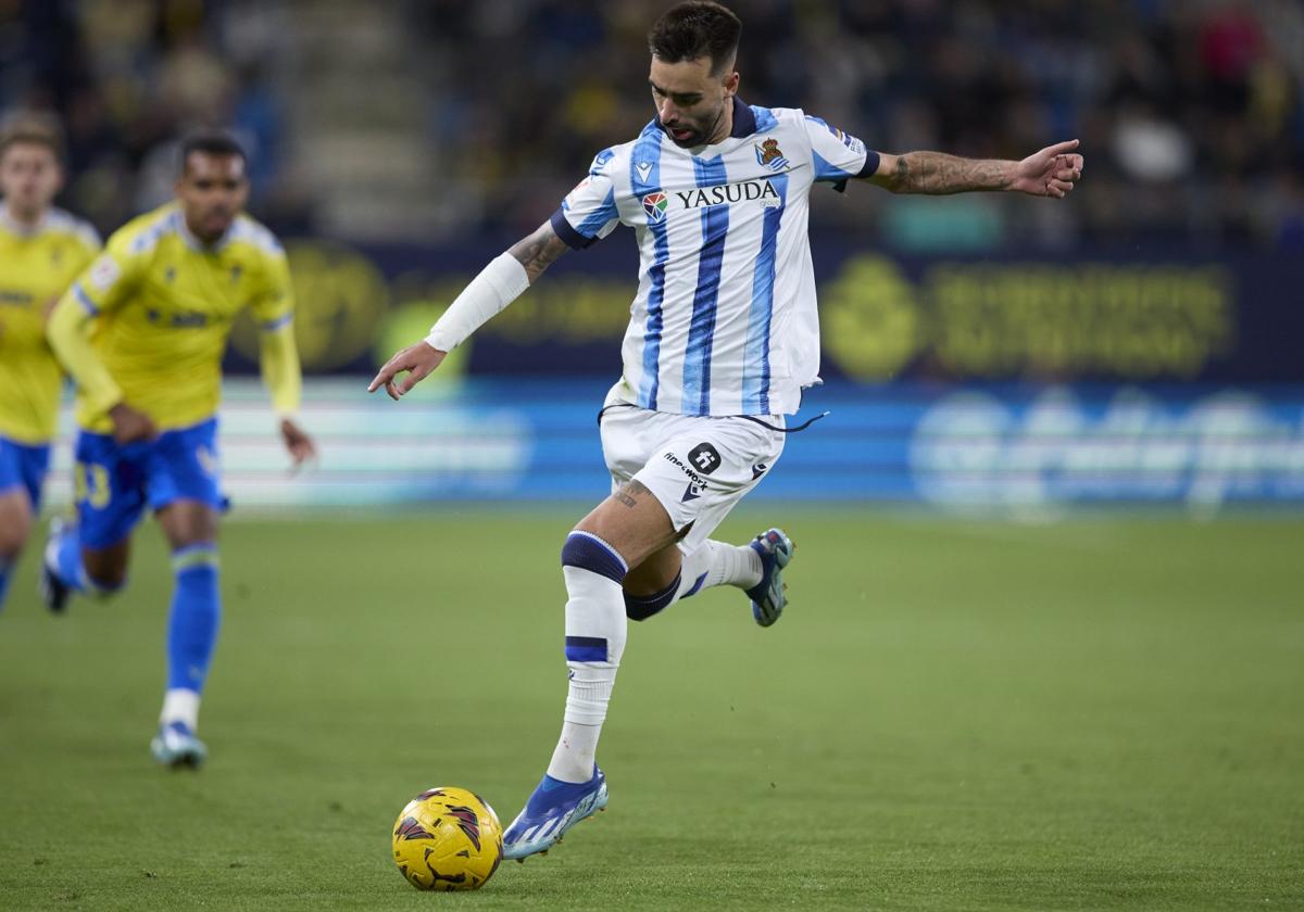 Brais conduce el balón antes de armar un disparo con su derecha.