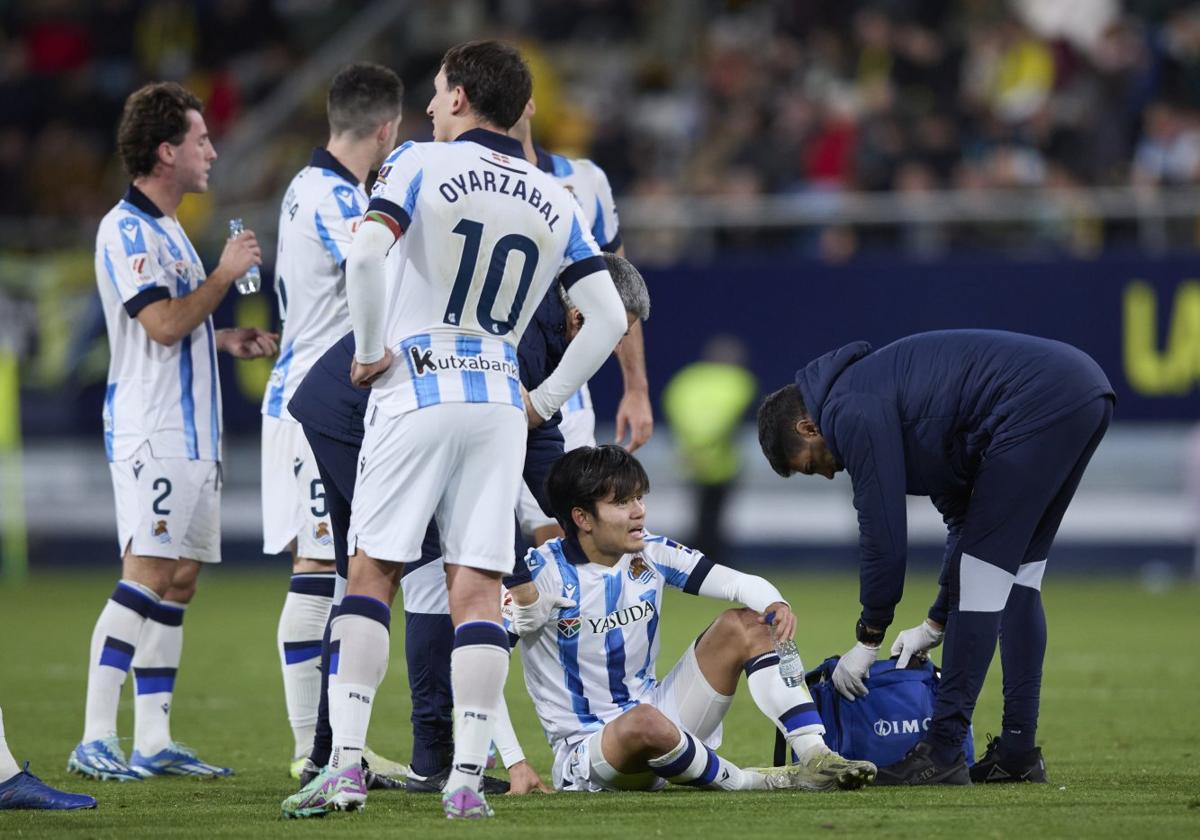 Los médicos atienden a Kubo después de que el nipón recibiera una agresión de Alcaraz.