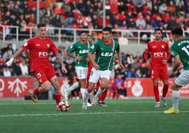 Jon Karrikaburu trata de robar un balón ante el Terrasa en Copa del Rey.