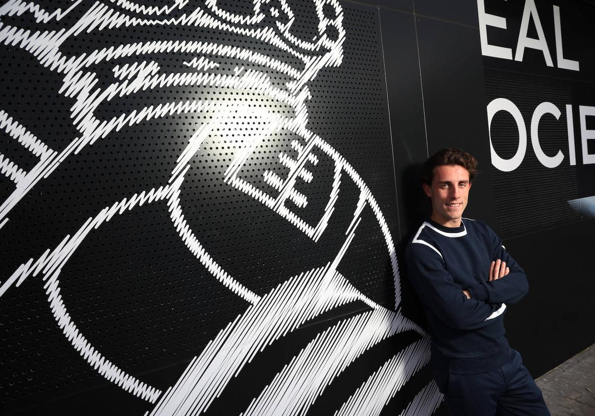 Odriozola posa junto al escudo de la Real, ayer en las instalaciones de Zubieta.