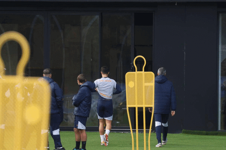 Zubimendi, al fondo, se retira antes de tiempo del entrenamiento de este viernes en Zubieta.