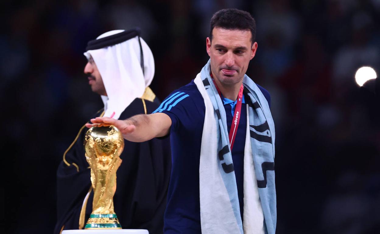 Lional Scaloni, seleccionador de Argentina, toca el trofeo del Mundial de Qatar.