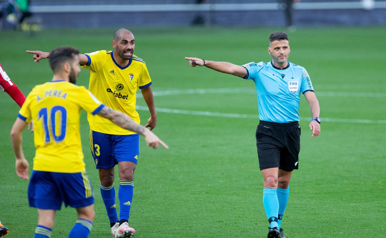 Gil Manzano en un Cádiz-Athletic.