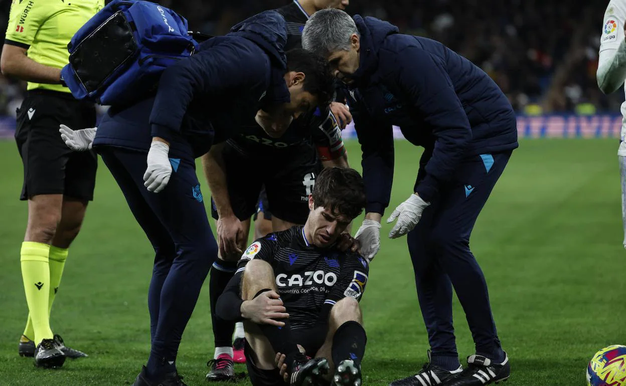 Aritz se duele del tobillo en el partido entre la Real y el Madrid. 