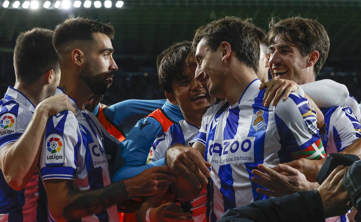 Oyarzabal celebra su gol ante el Athletic junto a Brais, Kubo y Aritz. 