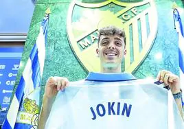 Jokin Gabilondo posa con la camiseta del Málaga en las instalaciones del club.
