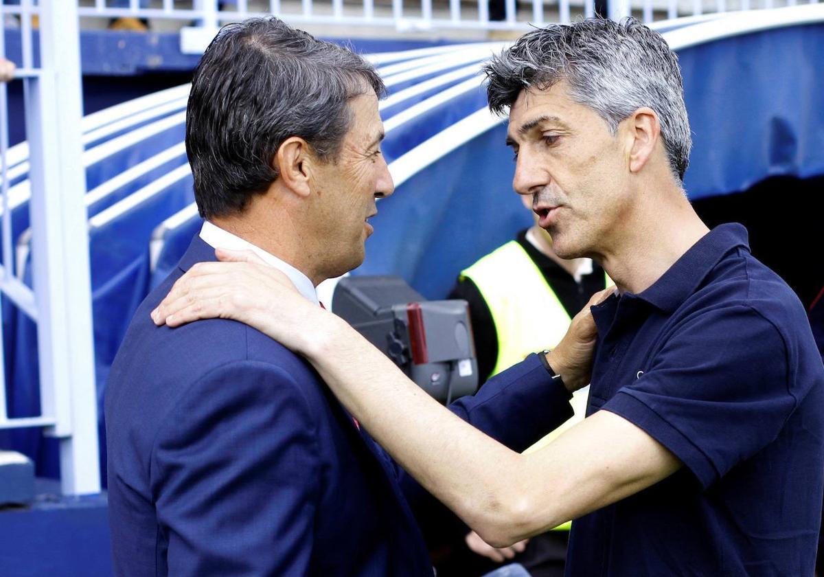 El entrenador de la Real Sociedad Imanol Alguacil saluda al entrenador del Málaga CF José Gonzalez durante el partido liguero disputado el 22 de abril de 2018.