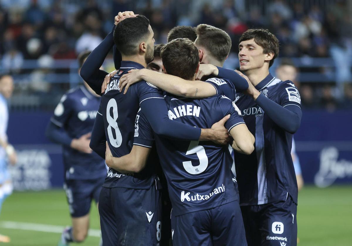 Los jugadores de la Real celebran el gol del triunfo este domingo en Málaga.