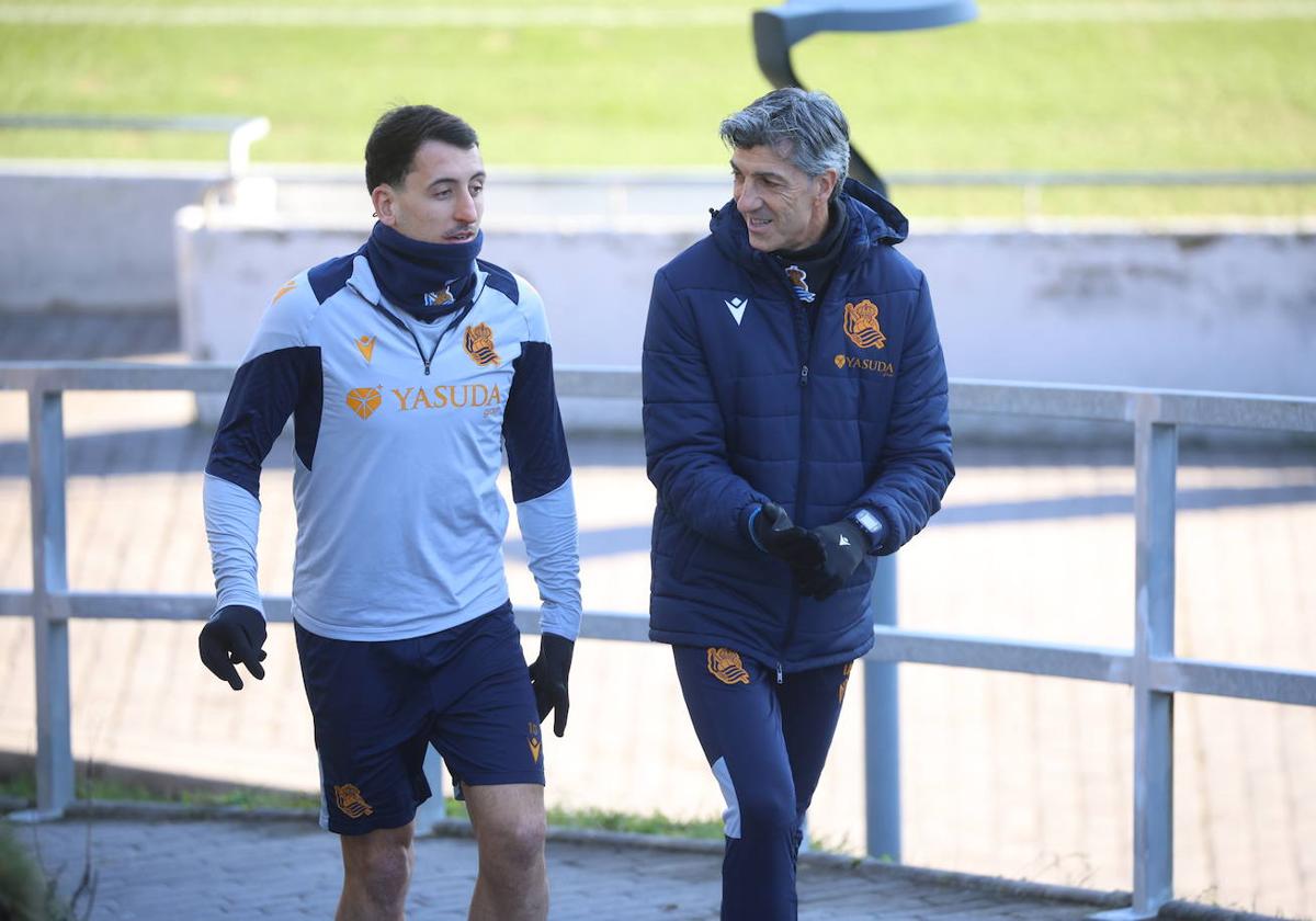 Mikel Oyarzabal e Imanol Alguacil caminan hacia el campo de entrenamiento este viernes en Zubieta.