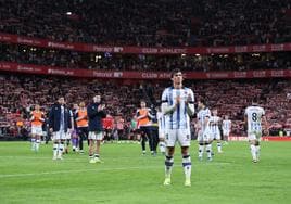 Los jugadores de la Real aplauden a los seguidores que les animaron ayer en San Mamés.