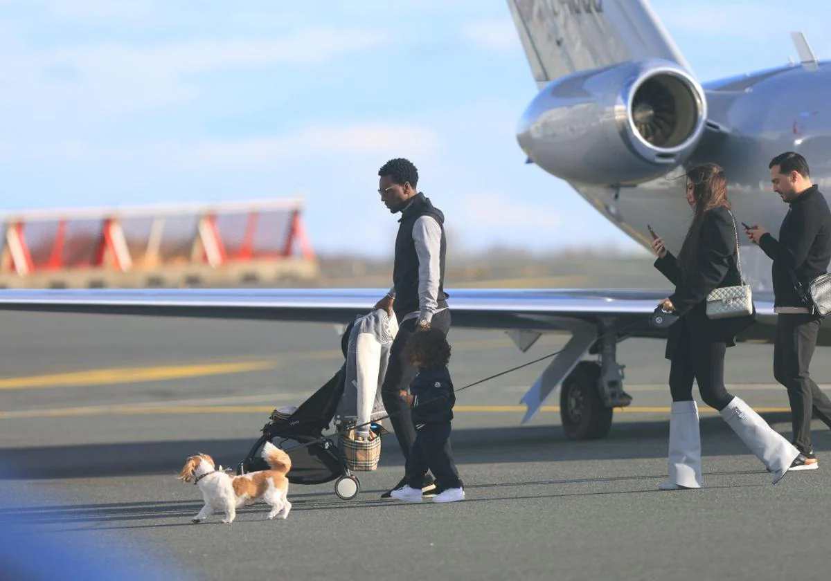Sheraldo, su familia y su perra Senna aterrizan en Biarritz