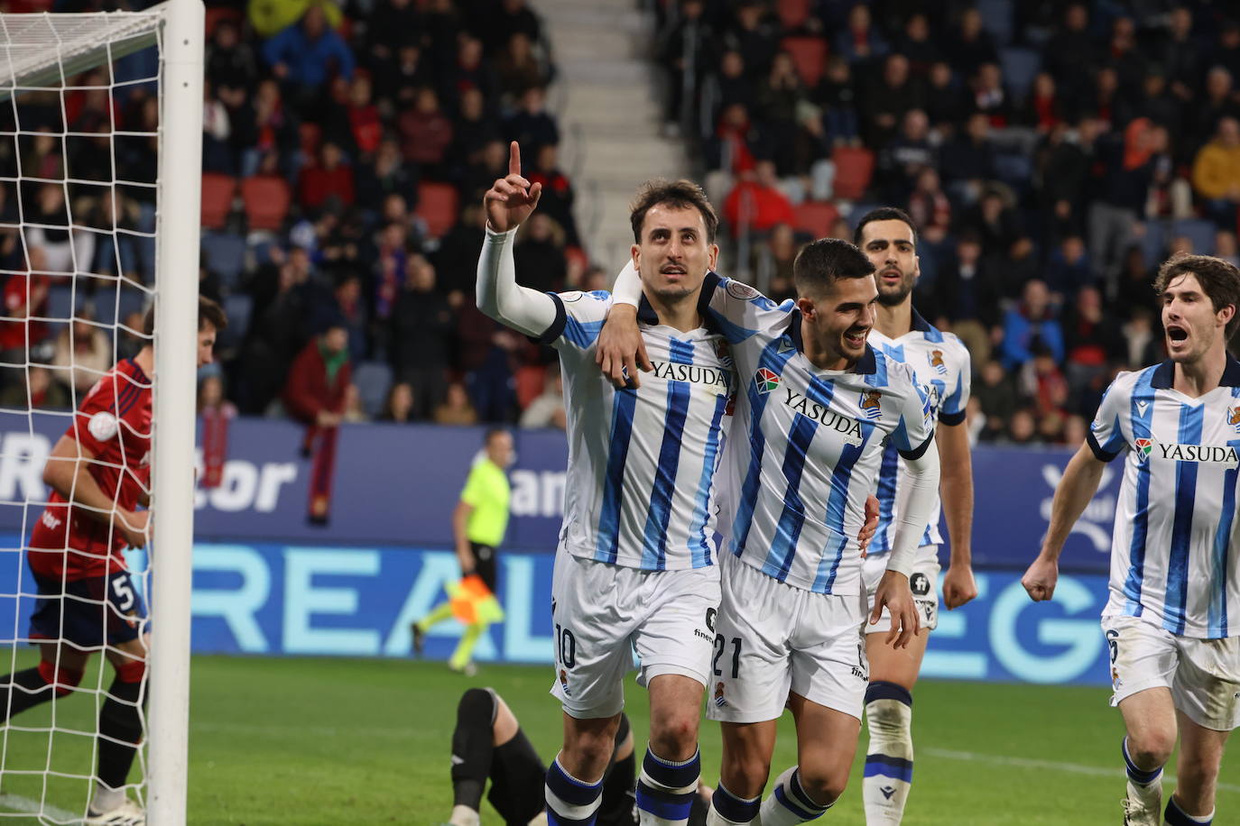 Mikel Oyarzabal celebra su gol de penalti con André Silva, Merino y Aritz.