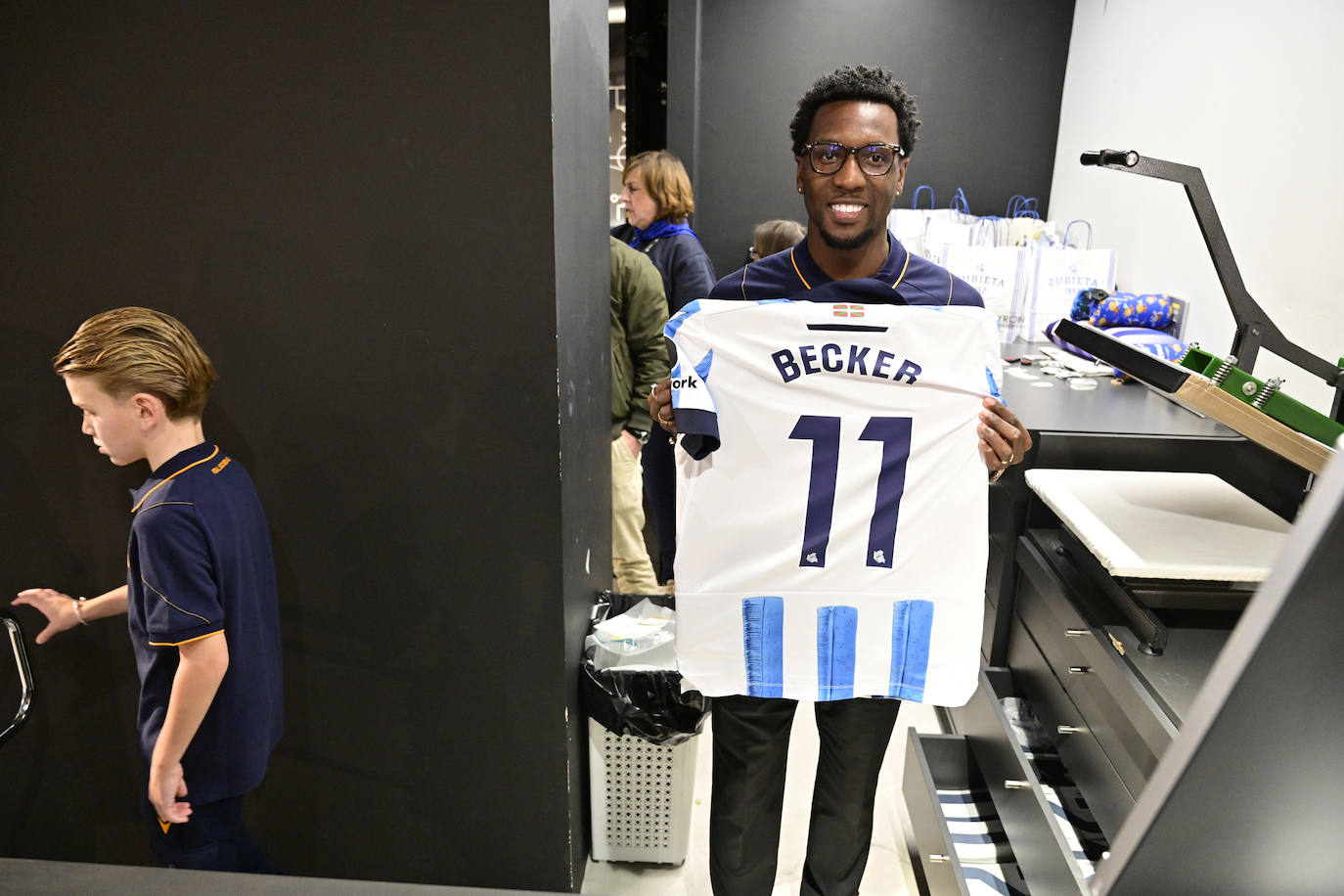 Sheraldo Becker ejerce de estrella