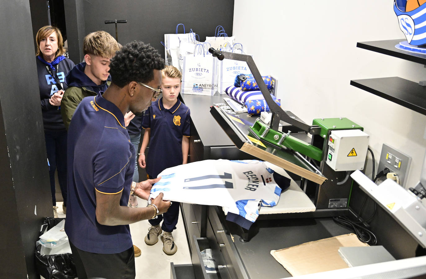 Sheraldo Becker ejerce de estrella