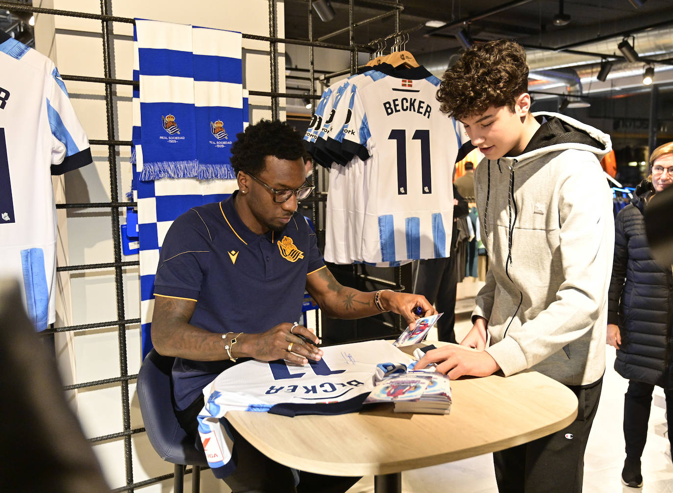 Sheraldo Becker ejerce de estrella