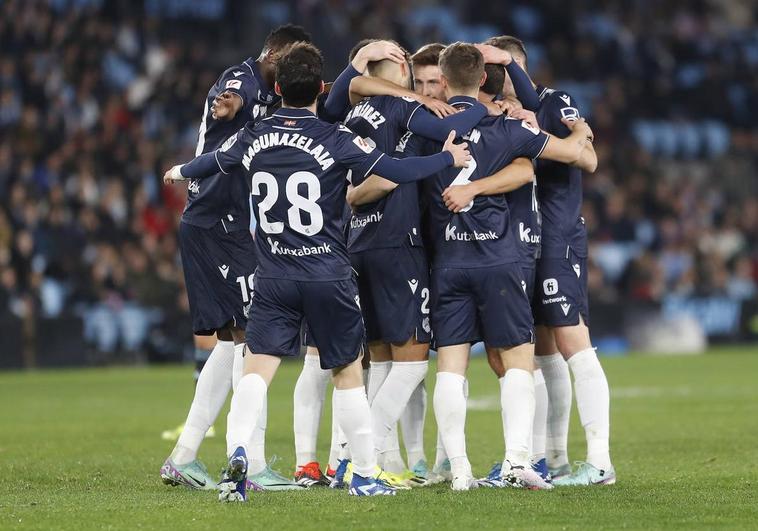 Los jugadores de la Real celebran el gol de Brais.