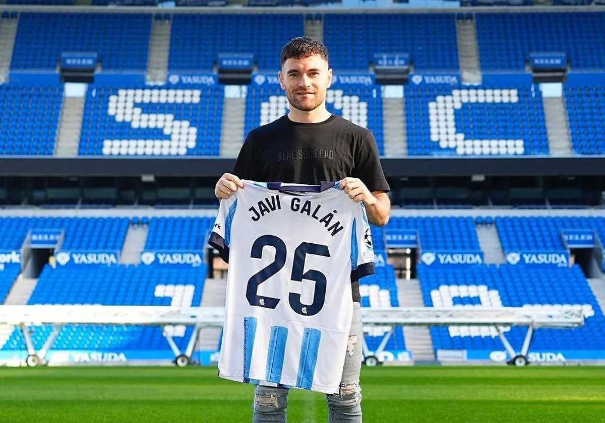 Javi Galán posa con el 25 de la Real Sociedad.