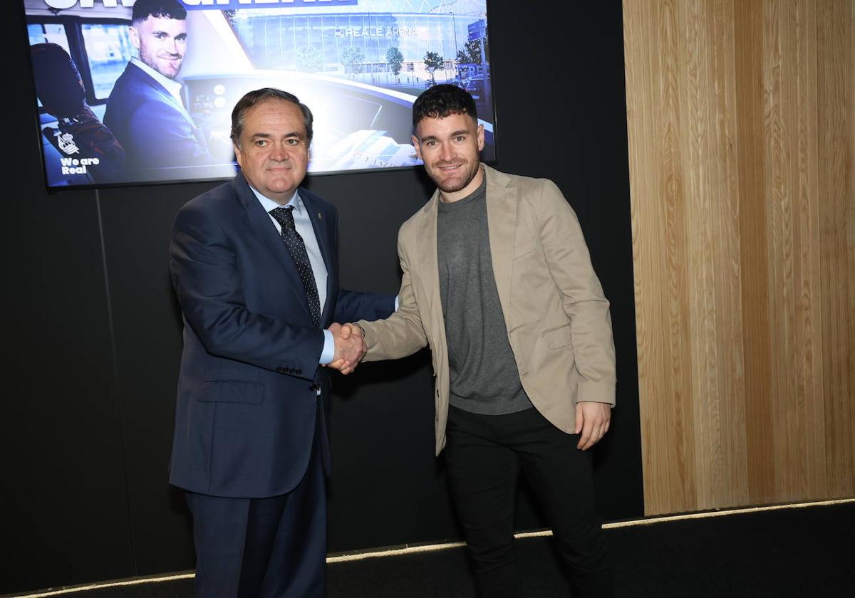 Jokin Aperribay y Javi Galán se saludan momentos antes de arrancar la rueda de prensa en el Reale Arena.