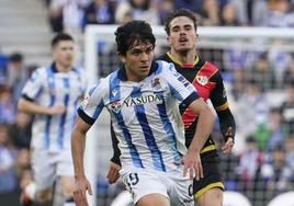 Jon Mikel Aramburu levanta la cabeza durante una conducción con el balón.