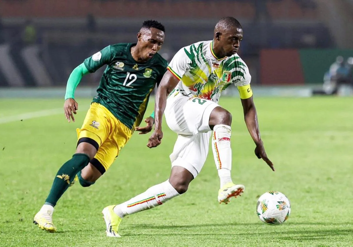 Traoré se lleva un balón en el primer partido de la Copa África contra Sudáfrica .