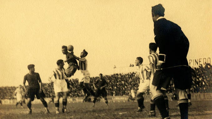 Duelo aéreo en una jugada de la final contra el Barcelona, con un campo de El Sardinero lleno hasta los topes