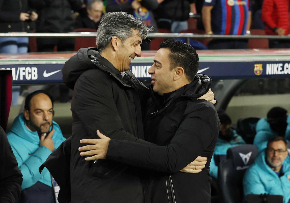 Imanol Alguacil y Xavi Hernández se saludan antes del FC Barcelona - Real Sociedad en enero del año pasado.