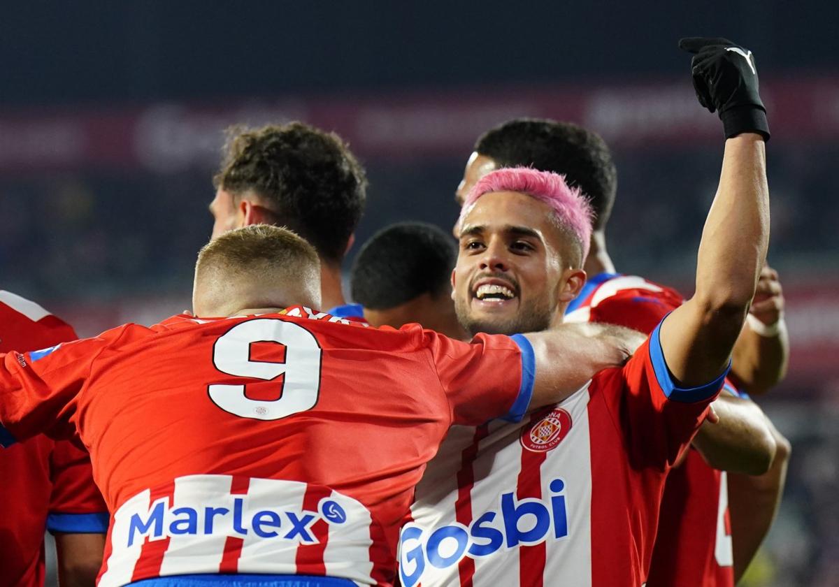 Yan Couto y Dobvyk celebran un gol del Girona esta temporada.