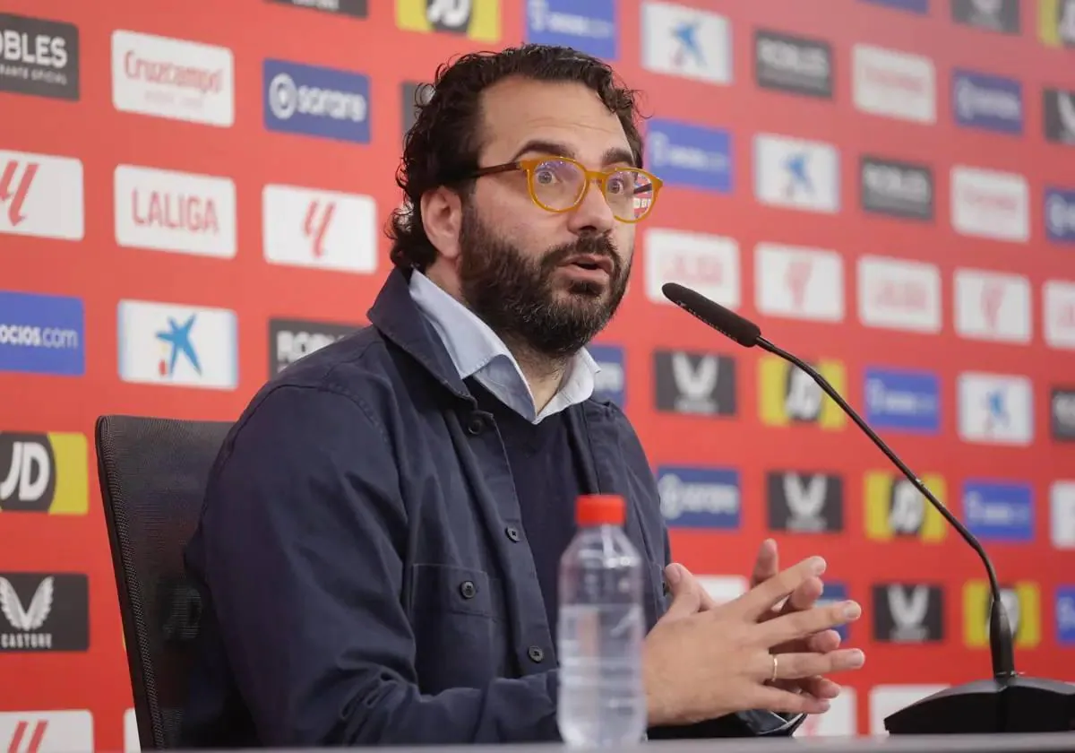 El director de fútbol del Sevilla, Víctor Orta, durante la presentación de Alejo Véliz en el Sánchez-Pizjuán.
