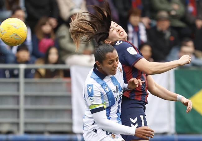 Vanegas pugna con Camino en el transcurso del partido de ayer.