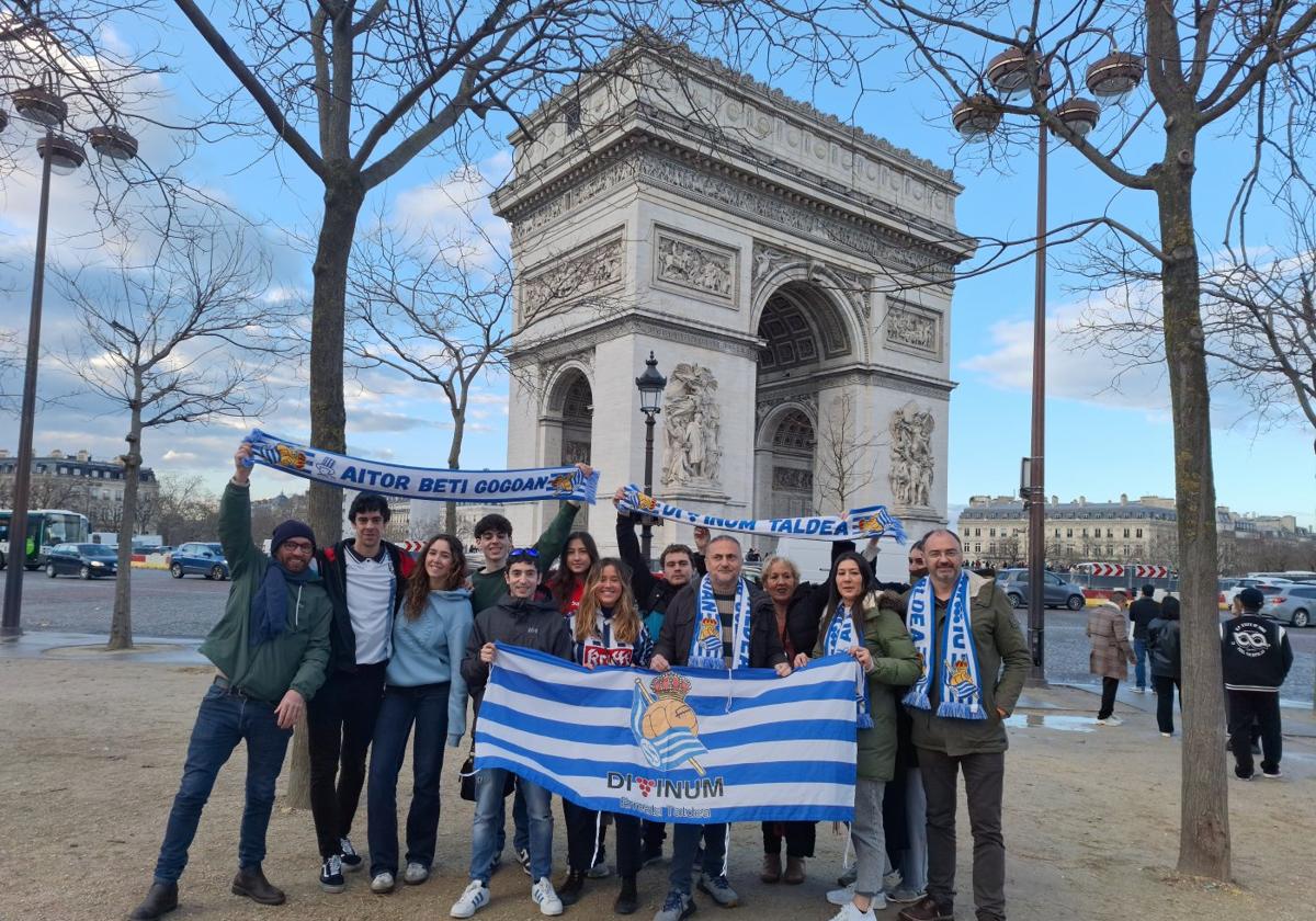 Ilusión. Miembros de la peña 'Divinum Erreala' y otros aficionados de la Real ya animan por las calles de París.