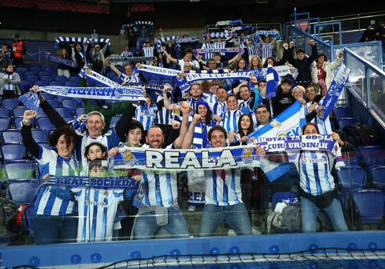 Aficionados txuri-urdin en el Parque de los Príncipes.
