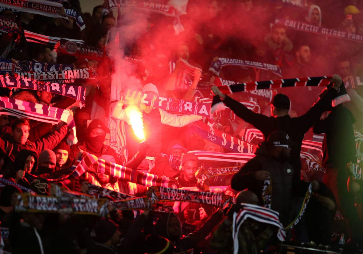 Ultras del PSG en el Parque de los Príncipes.
