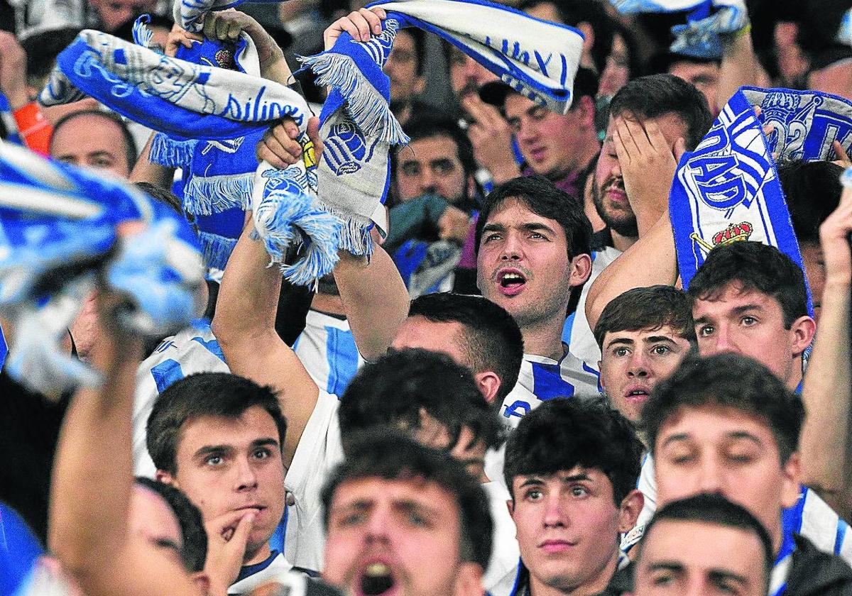 Aficionados de la Real animan al equipo en un partido en el Reale Arena.