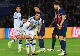 Merino realiza un gesto con la mano antes de la ejecución de un córner en el partido contra el PSG en París, ante Beraldo.