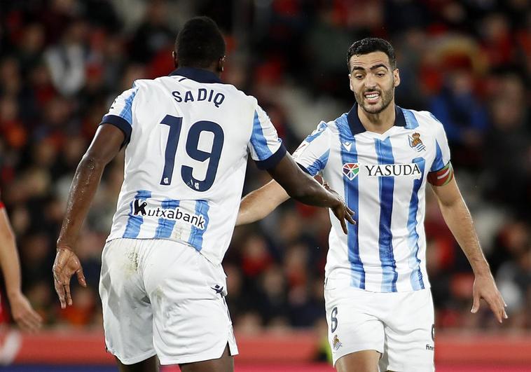 Merino y Sadiq se dan la mano después de que el navarro cediese con el pecho al nigeriano.