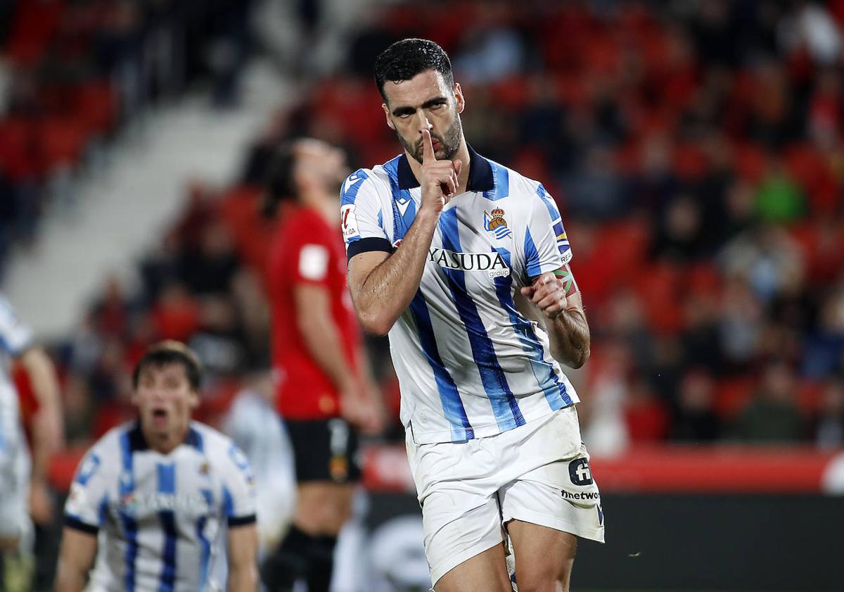 Imagen principal - La celebración a lo &#039;mandando a callar&#039; de Mikel Merino