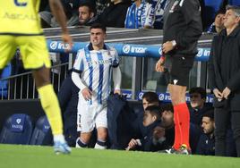 Ander Barrenetxea, con cara de dolor tras abandonar el terreno de juego lesionado en el duelo de anoche ante el Villarreal.