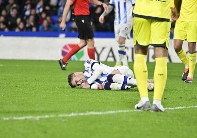 Arsen Zakharyan en el suelo tras sufrir un golpe en el duelo de anoche.