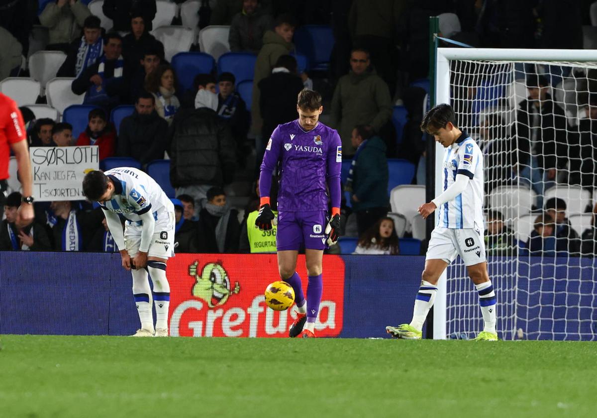 Los jugadores de la Real, cabizbajos tras la derrota ante el Villarreal.