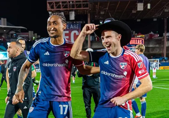 Asier Illarramendi sonríe y baila con el sombrero de cowboy tras la victoria de Dallas en el primer partido de la MLS.
